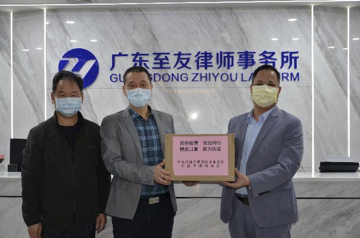 市司法局副局長(zhǎng)、市律師行業(yè)黨委書記劉軍向我所贈(zèng)送口罩