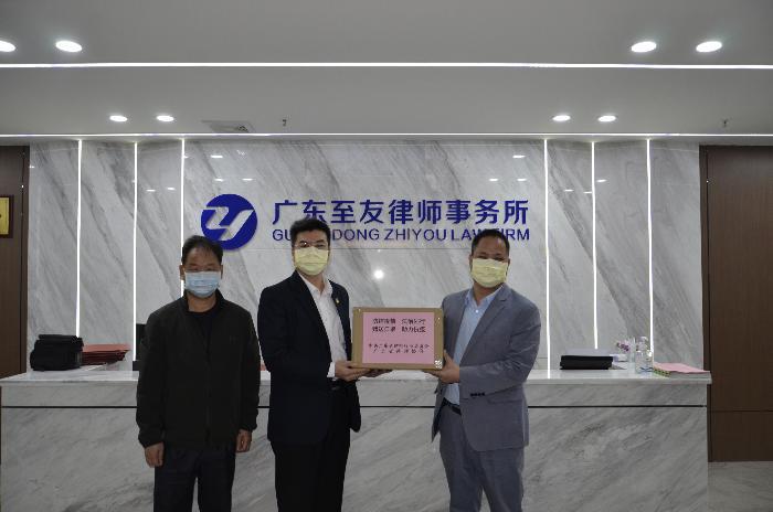 市律師協(xié)會(huì)會(huì)長(zhǎng)葉勇、秘書長(zhǎng)黃惠忠向我所贈(zèng)送口罩